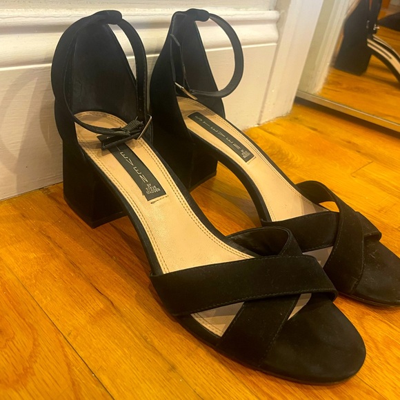 STEVE MADDEN BLACK SEUDE ANKLE STRAP BLOCK HEEL SANDLES - Picture 2 of 4